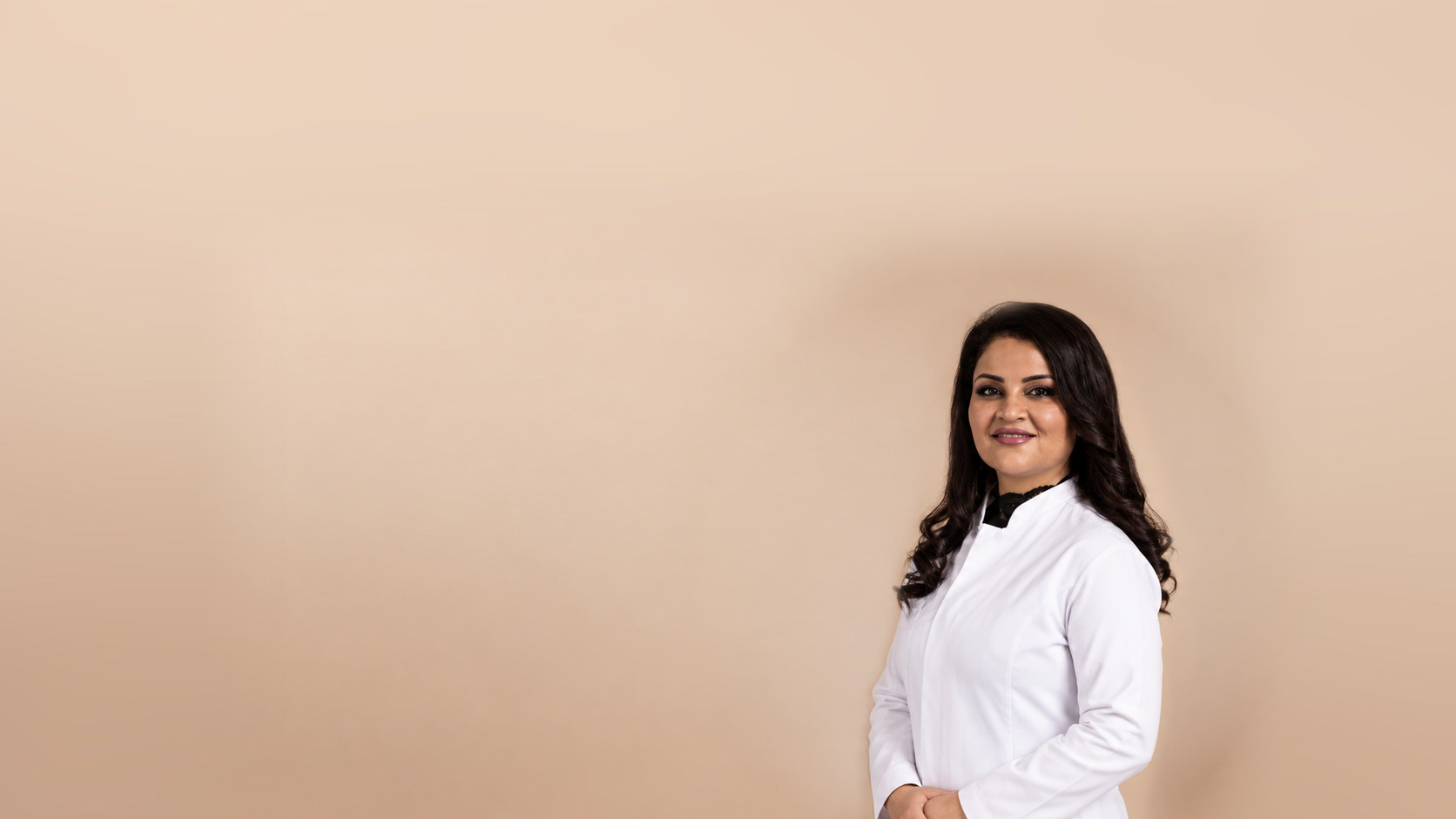 Dokter Nagita Grover-Khatri, BIG-geregistreerd arts bij Qlinic voor medisch afvallen in Zoetermeer, in witte tuniek