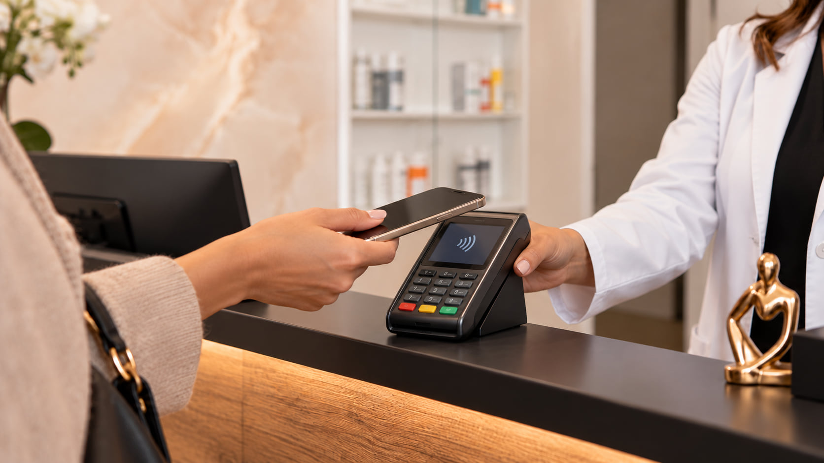 Klant betaalt contactloos met de telefoon aan de balie van een apotheek bij een medewerker in witte jas