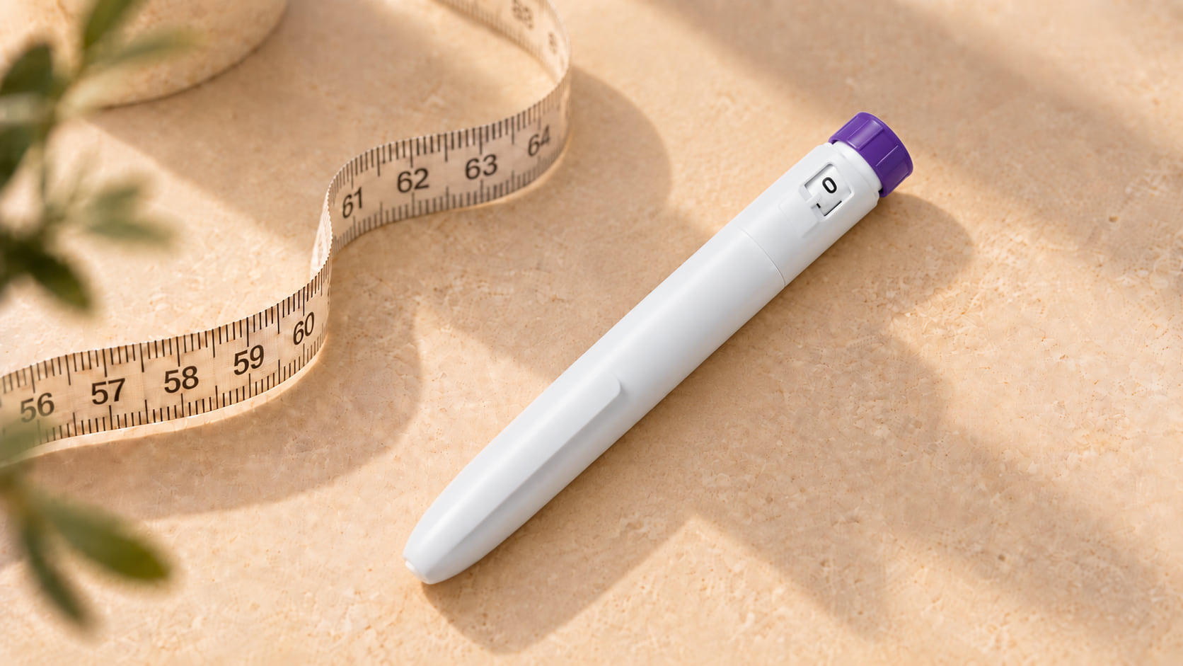 Witte injectiepen met paarse dop naast een meetlint op een lichte ondergrond in warm daglicht