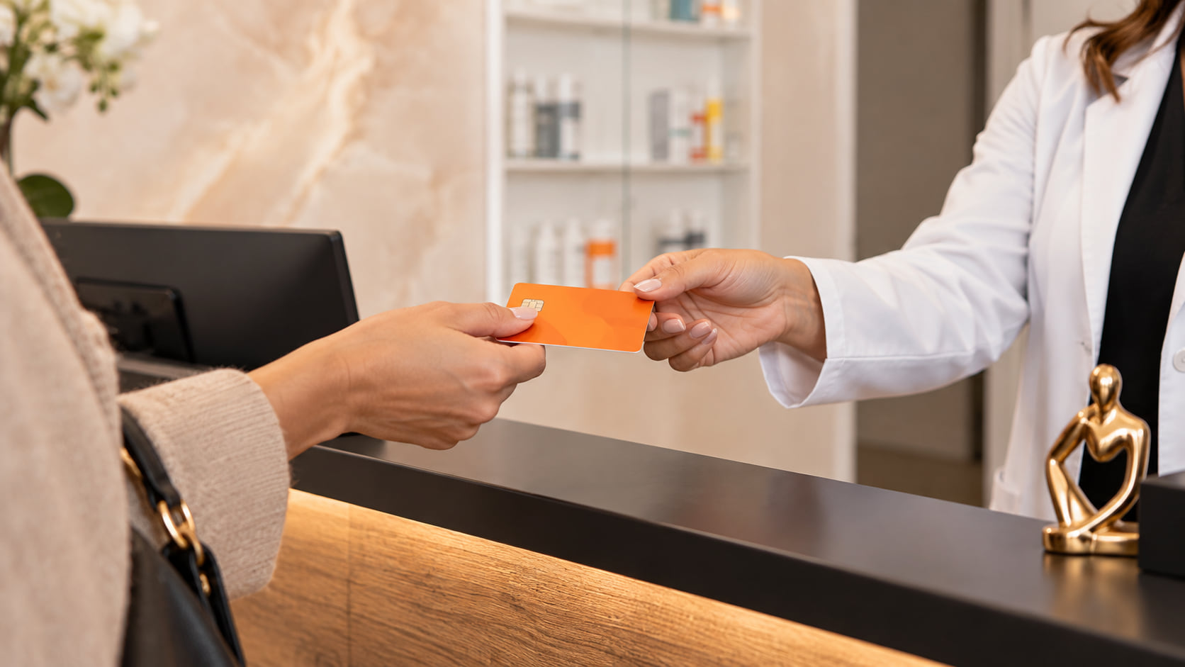 Apotheekmedewerker in witte jas overhandigt een klant een oranje kaart aan de balie van een apotheek